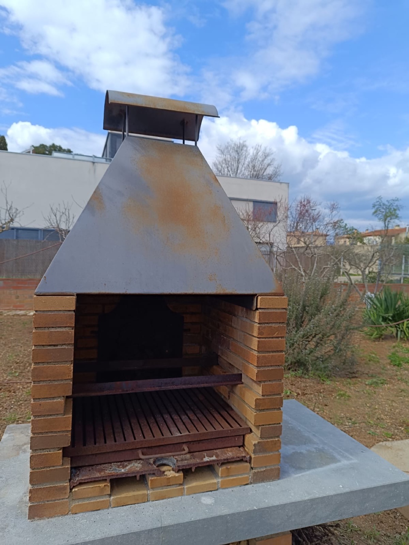 Barbacoa al jardí